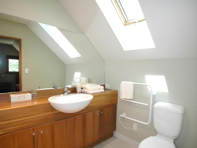 Bathroom, Whitestone Cottages, Ashburton