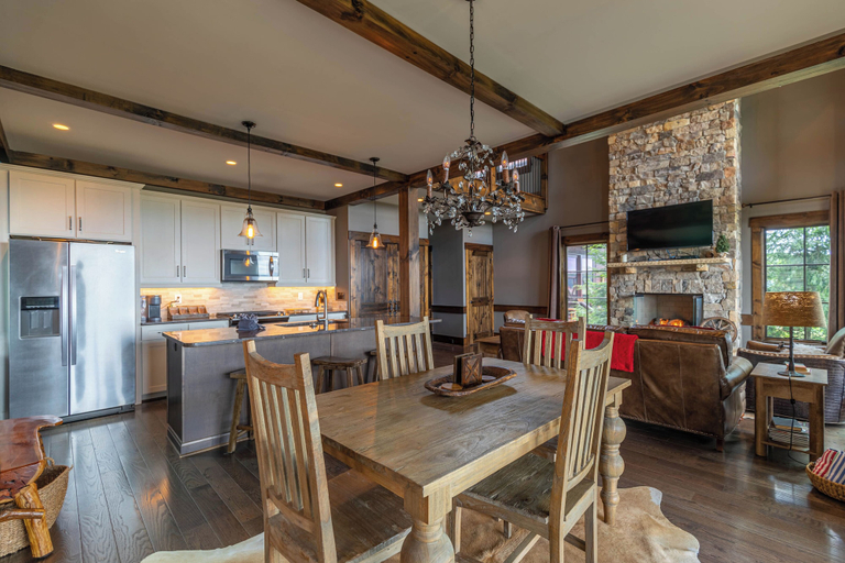 Food & Drinks, Sunrise Lodge at Eagles Nest, Avery