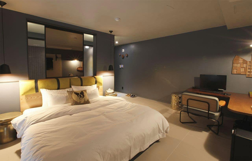 Bedroom 3, The Hound Hotel, Jung