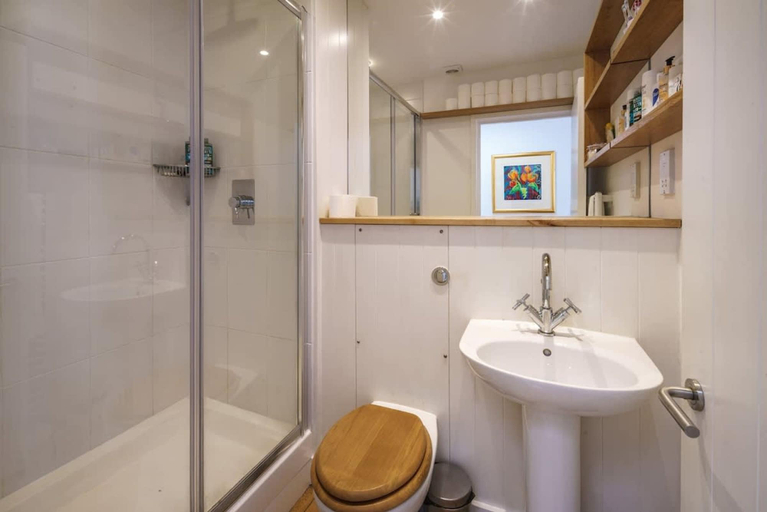 Room 2, Park View 5 Bedroom Home With Solent Park Views, Isle of Wight
