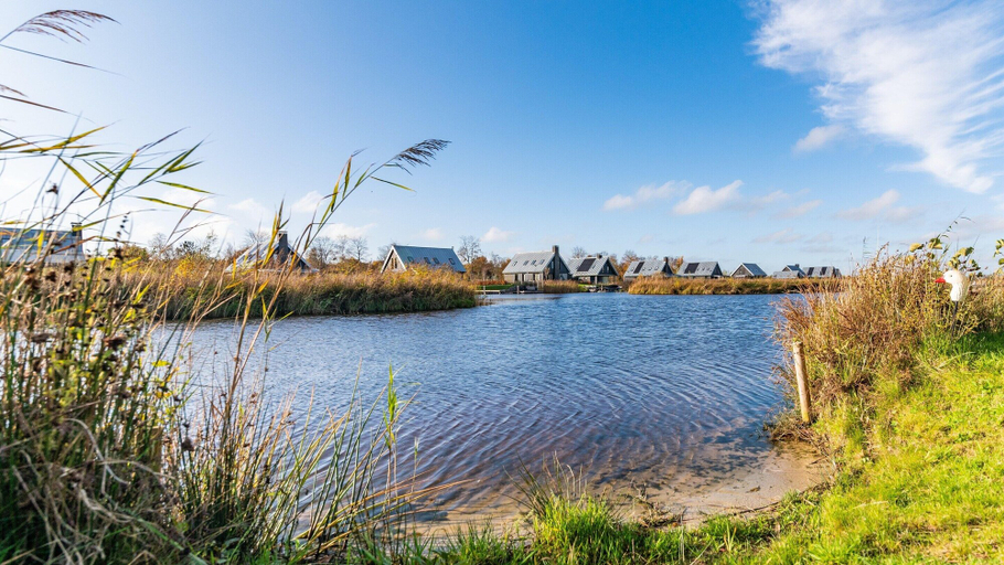 View from property 3, Fantastic Villa Located by a Lake, Skarsterlân