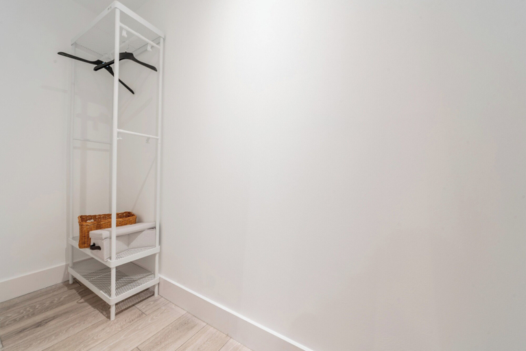 Interior, Central - Stay 2 - Paid Parking - Near Transport, Kent