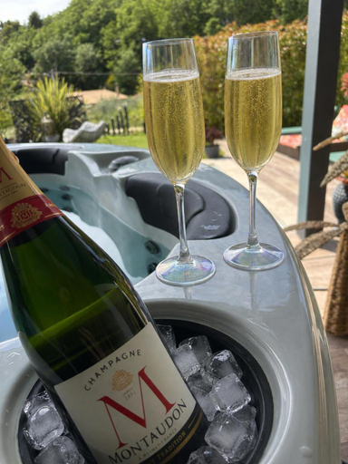 Food & Drinks 5, Suite romantique Le temps d'un Instant Loveroom Hammam jacuzzi piscine, Alpes-de-Haute-Provence