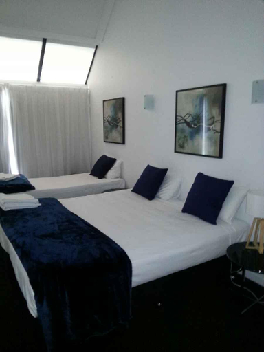 Bedroom 2, Broadbeach Travel Inn Apartments, Gold Coast