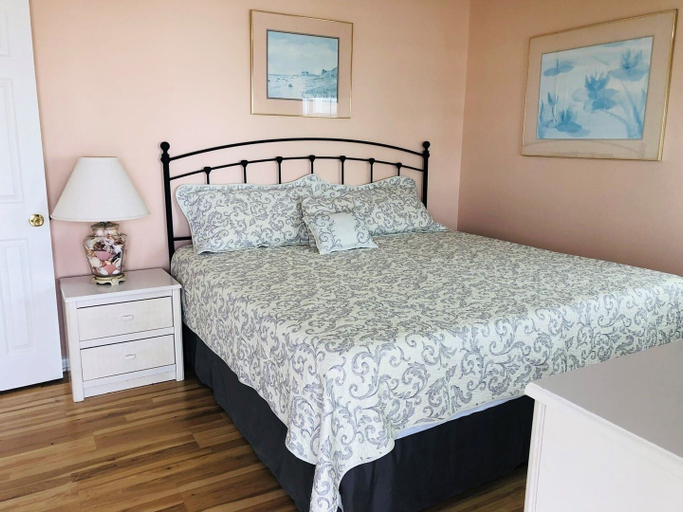 Room 5, Aquarius 5 Bedroom Home by RedAwning, Brunswick