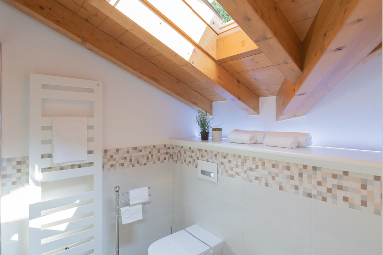 Bathroom, Dream Lake Apartments, Como