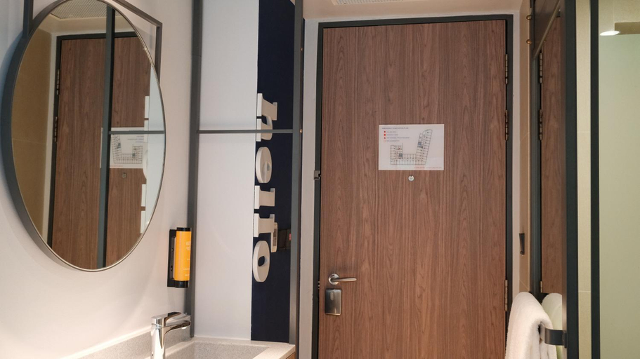 bathroom 14