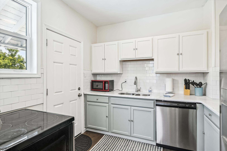 Interior 4, 300 Mercedes Ave - Blue Cove Retreat, Bay