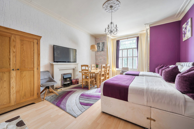 Room 4, Apartment Sleeps 7 - Contractors,long Stays, Wifi, Sandwell