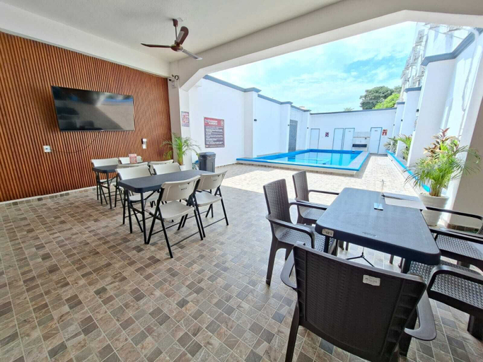 Outdoor dining, Hotel Regina, Centla