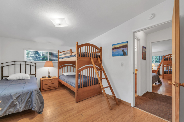 Room 5, Foothill Folly 4 Bedroom Home by RedAwning, Douglas