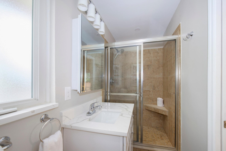Bathroom 4, Sandy Breeze, Lee