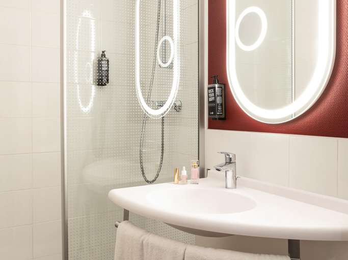 Bathroom 4, ibis Paris Porte de Bercy, Val-de-Marne