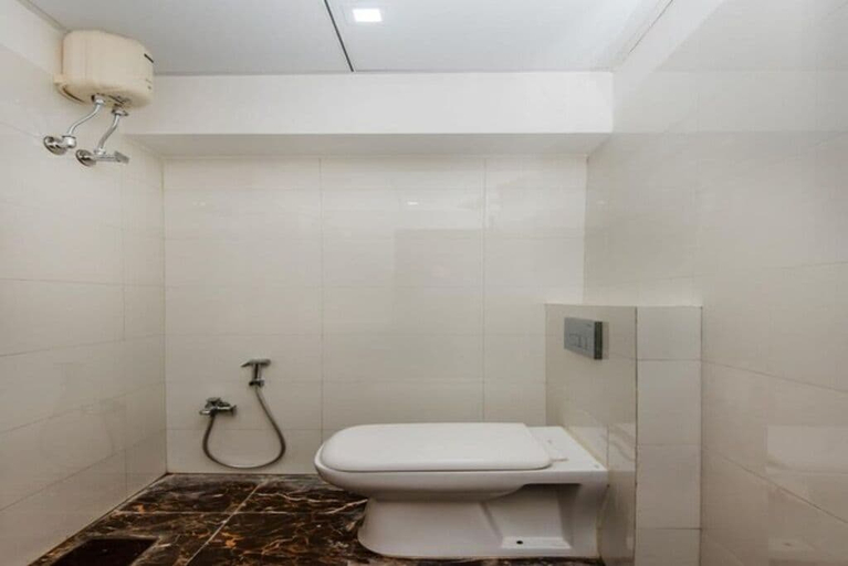 Bathroom 4, Hotel Cliff Hanger, Mumbai Suburban