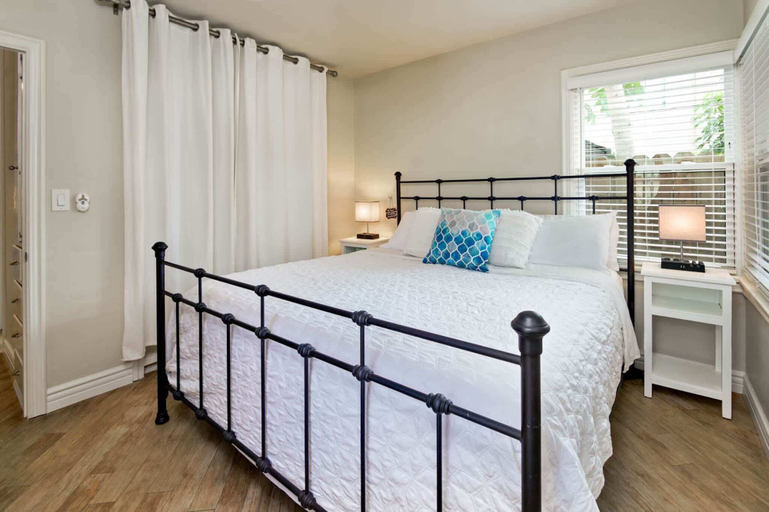 Room 5, Cozy Beach Bungalow, Orange