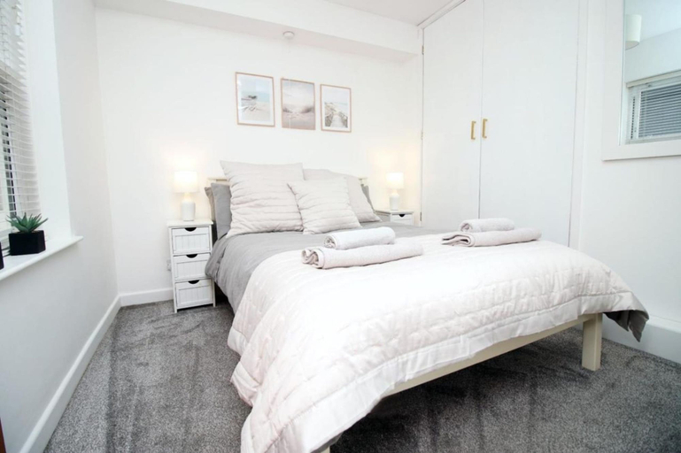 Room 2, Stylish 1-bed Flat at Irvine Court Sleeps 4, Swansea