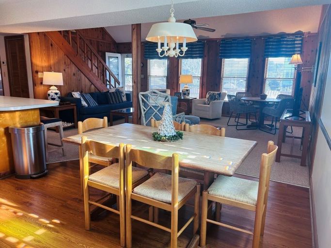 Food & Drinks, Dry Dock - 4 Br Home, Brunswick