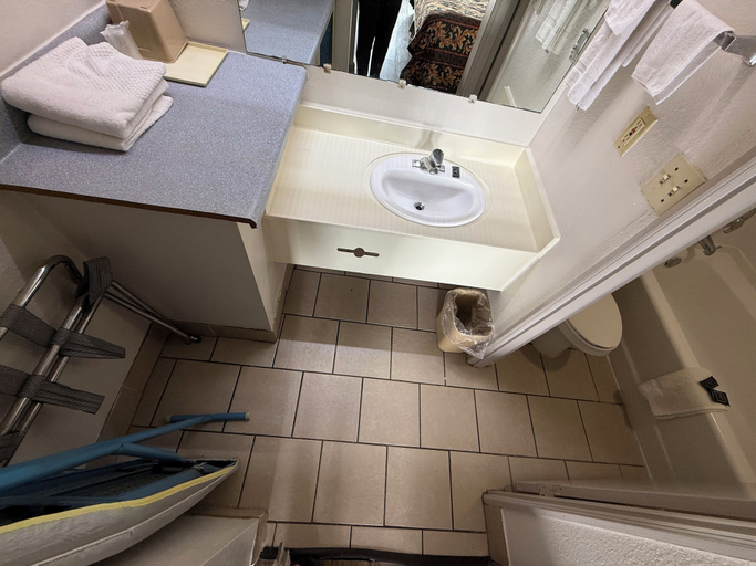 Bathroom 5, Southern Inn, Coffee