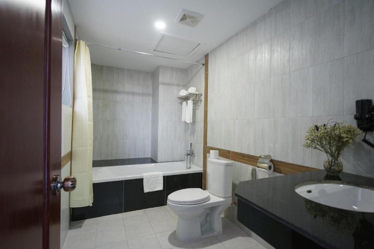Bathroom 3, Kuch Oudom Hotel, Phnom Penh