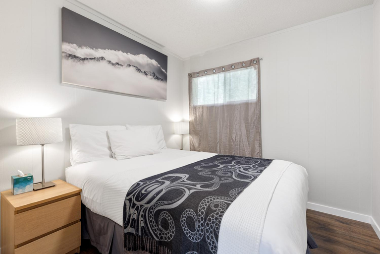 Bedroom 2, The Hitching Post Motel, Squamish-Lillooet