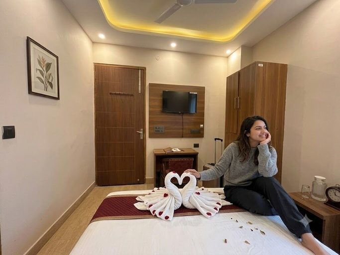 Room 4, Hotel Riyansh & Cafe, Garhwal