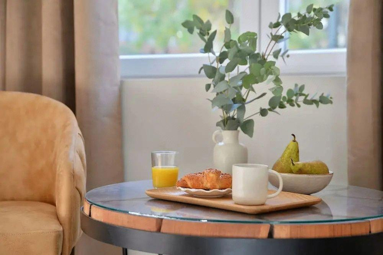 Food & Drinks 5, Alekos Apartments 2 Netflix, Self Check-In, Attica
