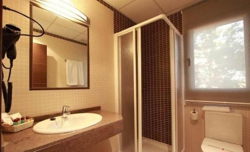 Bathroom 3, Hostal Avenida Barajas, Madrid