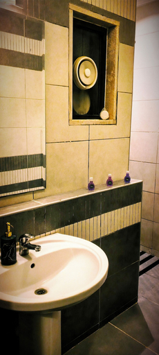 Bathroom 3, Lafamilia Albadwan, Shooneh Janoobiyyeh