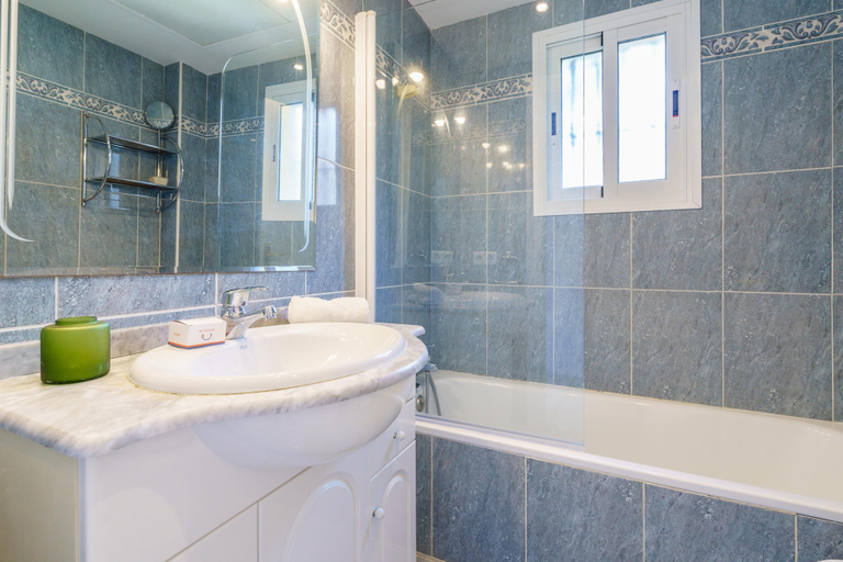 Bathroom 5, View Of The Sun Apartment With Pool, Málaga
