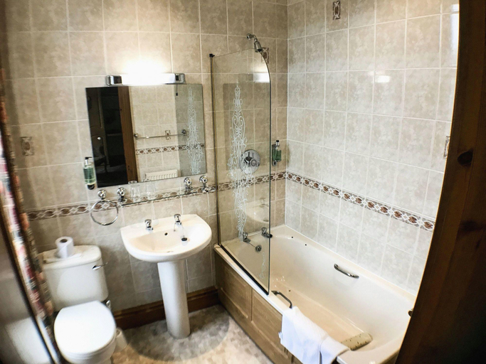 Bathroom 4, Duke Of Gordon Hotel, Highland