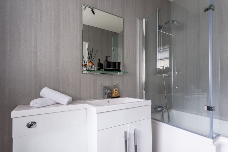 Room 2, Sunderland City Stay Secure Parking Sleeps 4, Sunderland