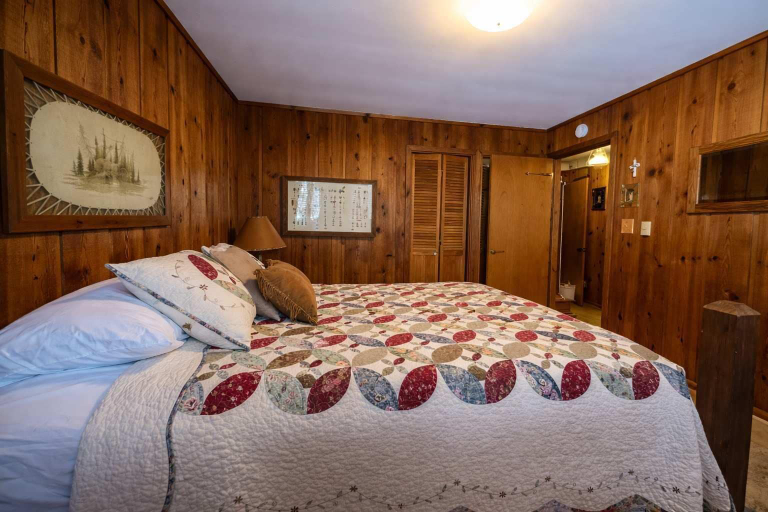 Room 5, Stack's Back Bay Retreat, Oneida