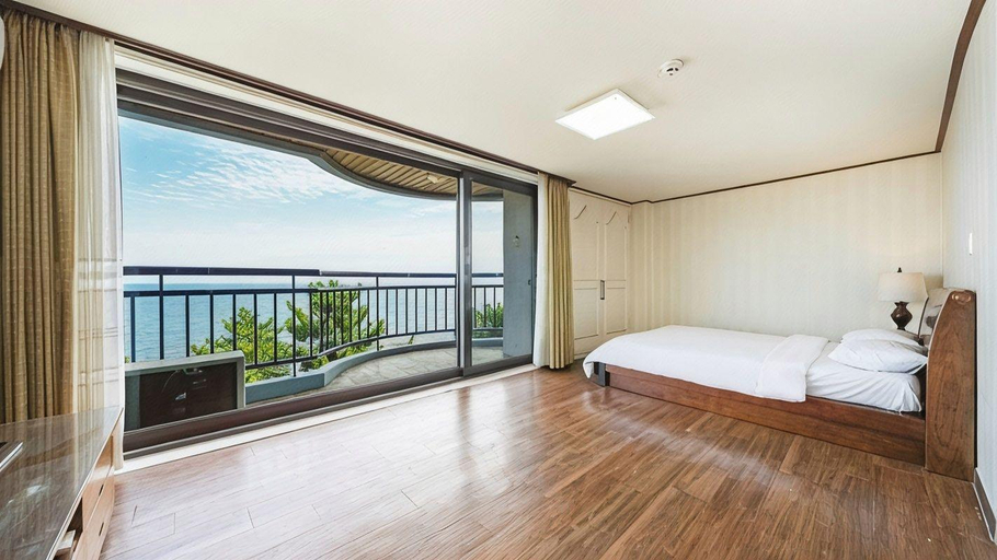 Bedroom 2, Benikea Hotel Mountain & Ocean Sokcho, Sokcho