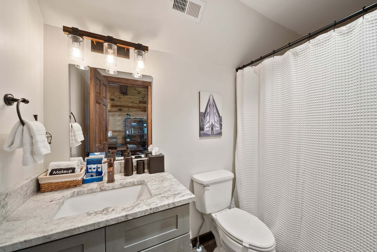 Bathroom 3, Cranberry View Lodge, Avery