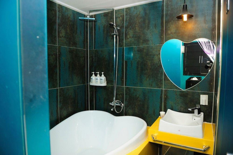 Bathroom 5, Guri Lexy Hotel, Guri