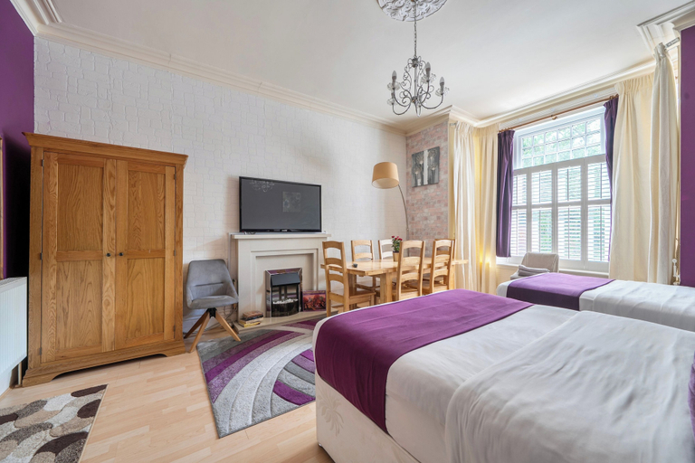 Room 2, Apartment Sleeps 7 - Contractors,long Stays, Wifi, Sandwell