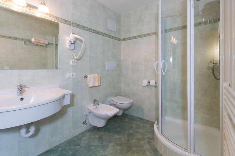 Bathroom 2, Hotel Stullerhof, Bolzano