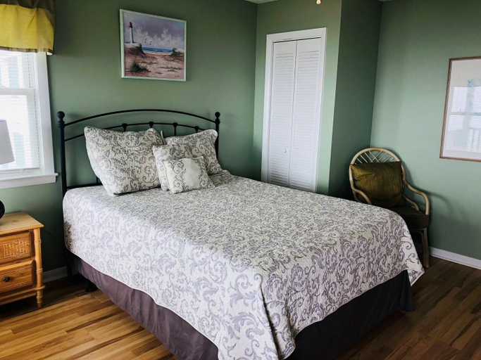 Room 3, Aquarius 5 Bedroom Home by RedAwning, Brunswick