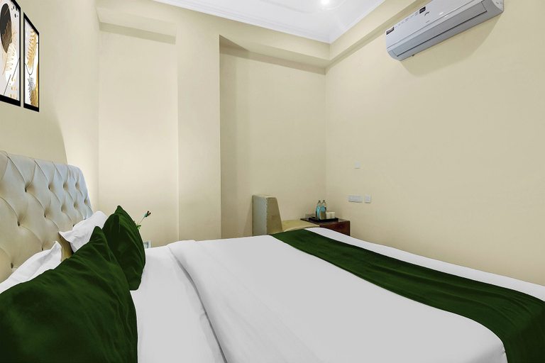 Room 2, FabHotel Runway, Near Jawahar Circle - Patrika Gate, Jaipur