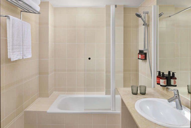 Bathroom, iStay by NH Zaragoza Sport Hotel, Zaragoza