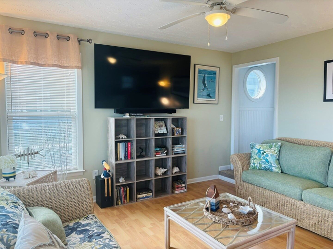 Living area 2, Aquarius 5 Bedroom Home by RedAwning, Brunswick