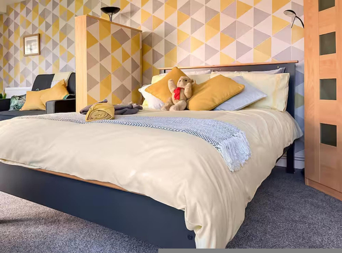 Room 5, Modern King Bed Retreat in Plymouth Private Parking, Plymouth