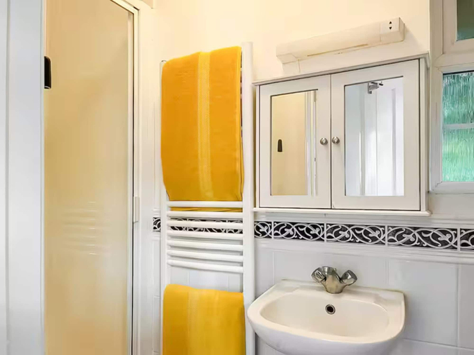 Room 3, Modern King Bed Retreat in Plymouth Private Parking, Plymouth