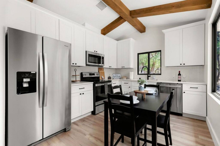 Interior 3, Casita 5 Minutes From Gruene Hall and King Bed!, Comal