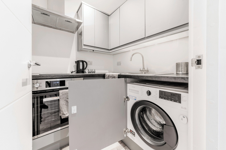 Private kitchen 3, Central - Stay 2 - Paid Parking - Near Transport, Kent