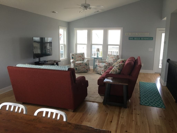 Living area 2, Best Day Ever 4 Bedroom Home by RedAwning, Brunswick