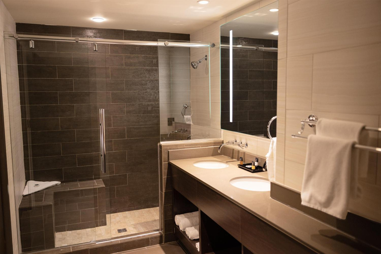 Bathroom, Cherokee Casino Inn - Roland, Sequoyah