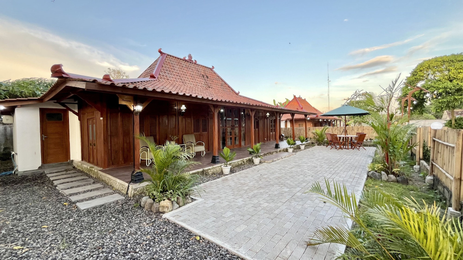 Outdoor dining 4, Villa Tjebongan, Sleman
