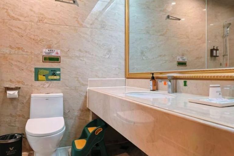 Bathroom 4, Vienna International Hotel (Daxin Detian Square), Chongzuo