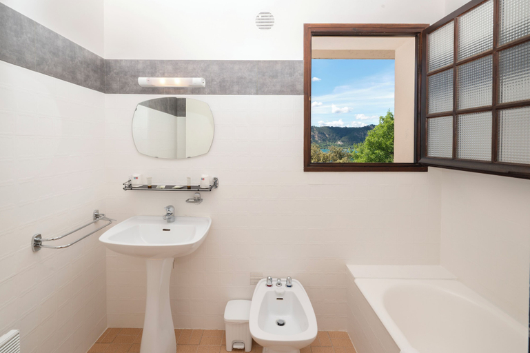 Bathroom 3, Hotel Restaurant Le Verdon, Var